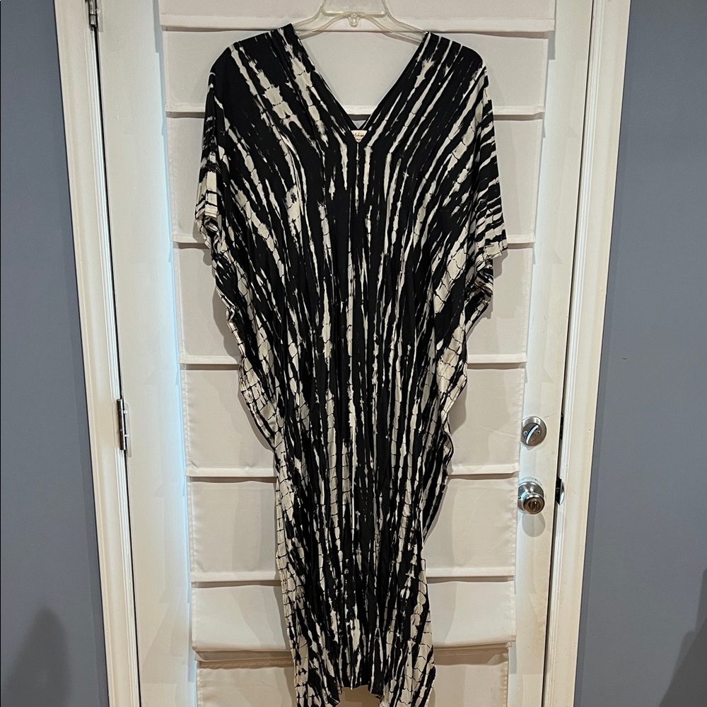 Elegant Black and White Maxi Dress